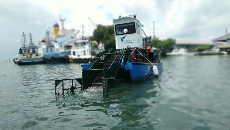 Satu satunya Makassar Punya Kapal Pengangkut Sampah di 