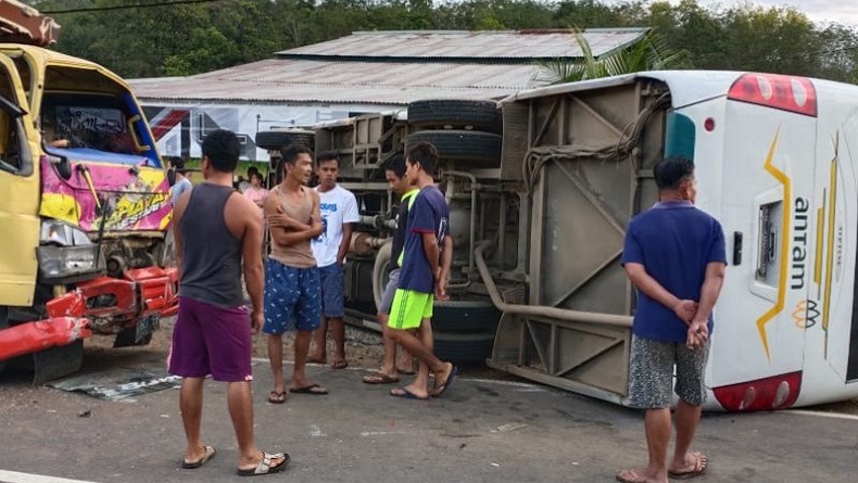 title Kecelakaan Maut Truk Tabrak Bus Sekolah di Sanggau Kalbar, 1 Siswa SD Tewas 6 Luka-Luka Kecelakaan Maut Truk Tabrak Bus Sekolah di Sanggau Kalbar, 1 Siswa SD Tewas 6 Luka-Luka