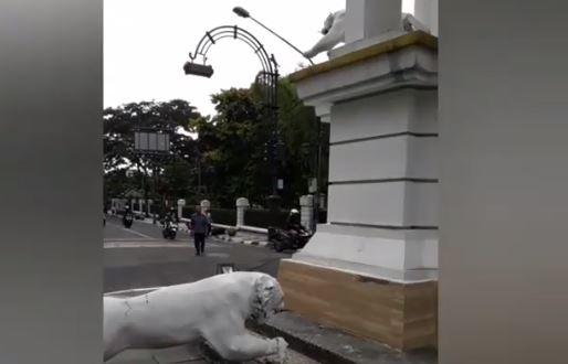 Patung Maung Bandung Roboh di Simpang Braga