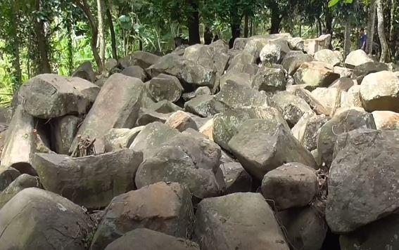 Warga Kaki Gunung Tampomas Sumedang Temukan Ribuan Batu Unik, Diduga Bagian Situs Sejarah