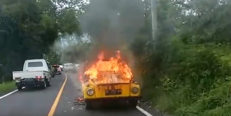 Mobil Pengantar Turis Terbakar saat Melintas di Kintamani Bali