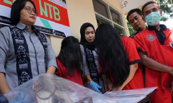 Sediakan Tari Striptis, 2 Pemandu Lagu dan Muncikari di Pantai Senggigi Diamankan