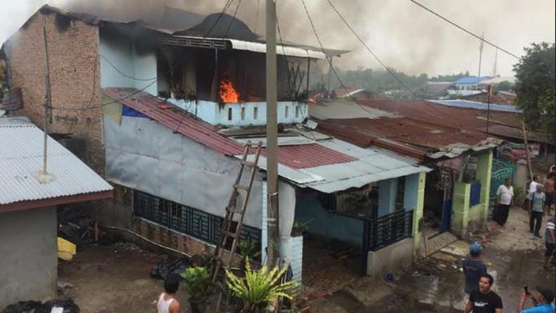 Kebakaran Hanguskan 2 Rumah Warga di Medan Tembung