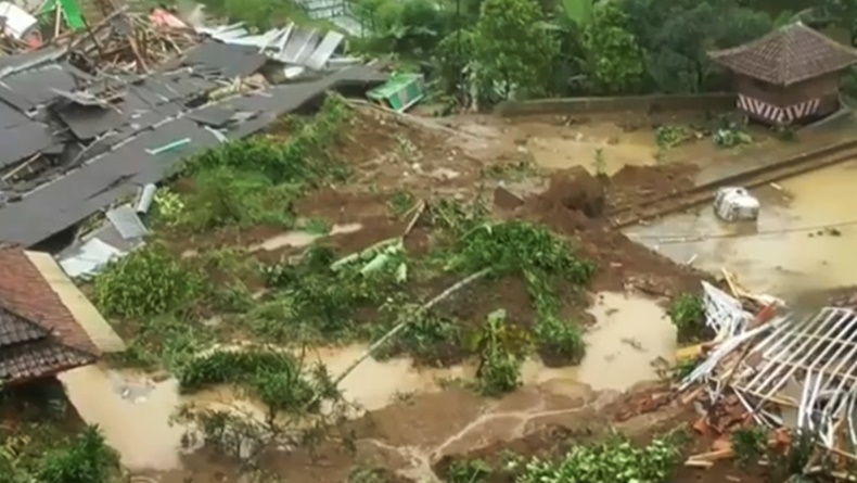 Tebing 30 Meter Longsor di Purwakarta, 1 Vila dan Musala Remuk