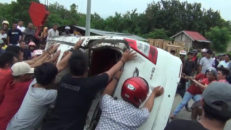 Ngebut sambil Mabuk, Mobil Minibus di Kendari Nyungsep ke Sungai