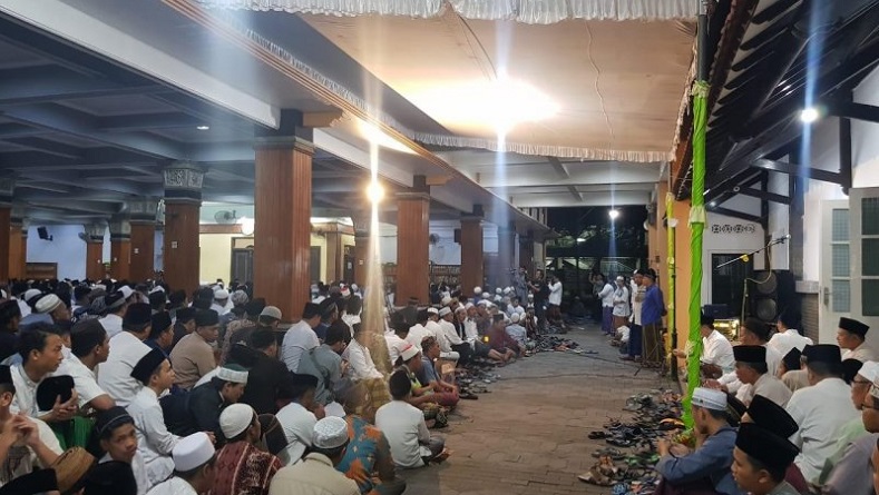 Ribuan Warga dan Santri Hadiri Peringatan 7 Hari Wafatnya Gus Sholah di Ponpes Tebuireng