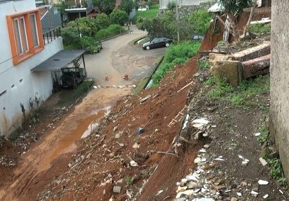 8 Rumah di Kemang Pratama Bekasi Terancam Longsor