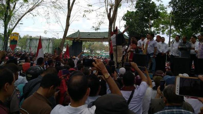 title Aksi Gerakan #SaveBabi: Banyak Jenderal Batak dan Wakil Rakyat Berhasil karena Babi Aksi Gerakan #SaveBabi: Banyak Jenderal Batak dan Wakil Rakyat Berhasil karena Babi