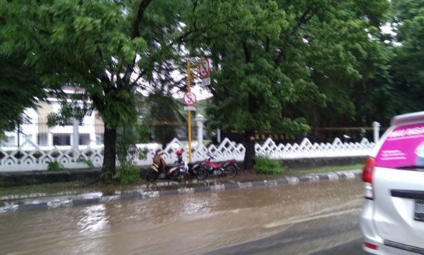 Hujan Deras, Jalan di Depan Kantor Pemprov Sulsel Tergenang