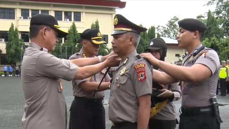 Kapolsek Cempa Naik Pangkat setelah Aksi Heroiknya Bersimpuh untuk Selamatkan Warga Viral