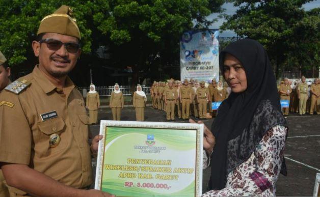 Bantu Posyandu, Pemkab Garut Serahkan Bantuan 100 Pengeras Suara