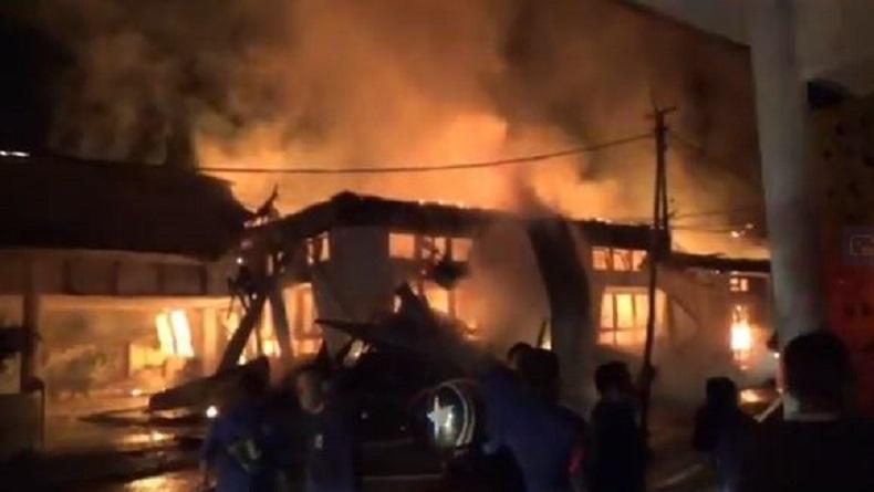 Kebakaran Hanguskan Kantor Dinas Penanaman Modal Sultra, Diduga akibat Korsleting