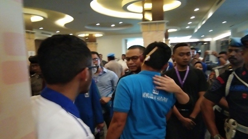 title Kongres V PAN di Kendari Ricuh, 2 Orang Pembuat Onar Diamankan Kongres V PAN di Kendari Ricuh, 2 Orang Pembuat Onar Diamankan