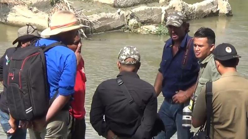 Matt Wright Bergabung dengan BKSDA Selamatkan Buaya Berkalung Ban di Palu