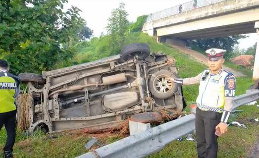 Innova Terguling di Tol Cipali Purwakarta, Bayi 1,5 Tahun Tewas di Gendongan Orang Tua