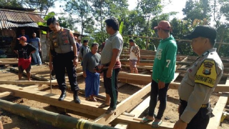 title Rumah Panggung di Tana Toraja Roboh Timpa Warga, 1 Tewas 5 Luka-Luka Rumah Panggung di Tana Toraja Roboh Timpa Warga, 1 Tewas 5 Luka-Luka