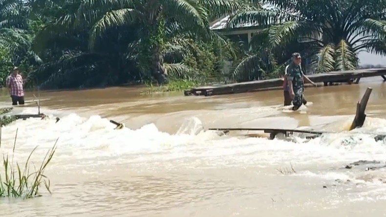 Banjir di Musi Banyuasin, Warga Keluhkan Sulitnya Akses Jalan