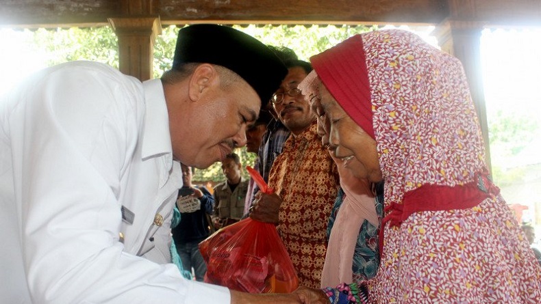 Bupati Mojokerto Pungkasiadi Beri Bantuan kepada 518 KK Korban Banjir di Desa Tempuran