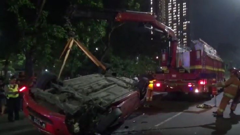 Mobil di Surabaya Tabrak Pohon dan Terbalik, Diduga akibat Sopir Mengantuk
