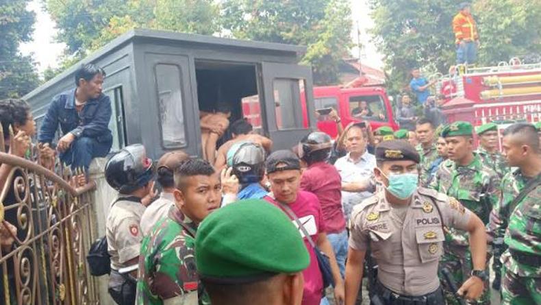 Rutan Kabanjahe Rusuh, Aparat TNI dan Polri Evakuasi 370 Warga Binaan