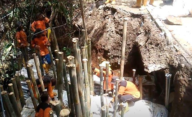 Pipa PDAM Bocor, Trotoar di Jalan Pledang Bogor Longsor 4 Meter