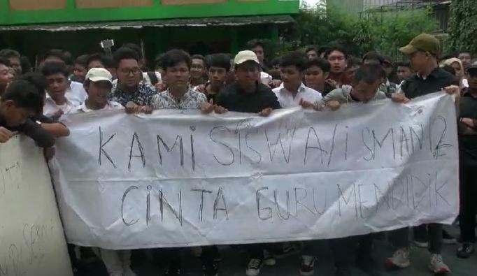 Siswa SMA Negeri 12 Bekasi Demo Tolak Oknum Guru Pukuli Temannya Dicopot