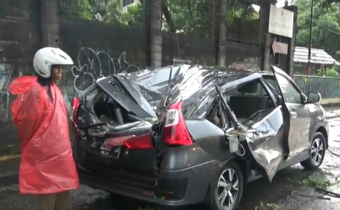 Hujan Badai di Yogya akibatkan Pohon Tumbang Timpa Mobil, 2 Mahasiswa Syok