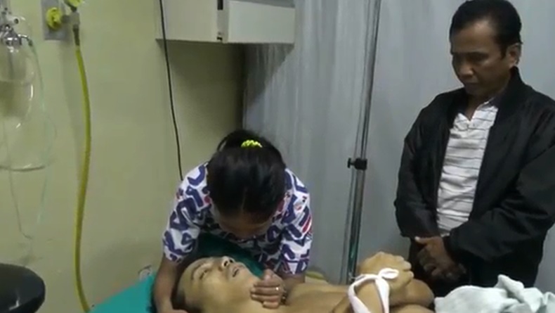 Perempuan Ini Menangis di Depan Jenazah Calon Suami yang Tewas Ditusuk