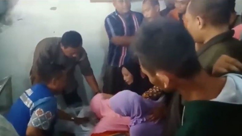 Duka Selimuti Pemakaman Ruli Kurniawan, Siswa Tenggelam di Sungai Pucang Sidoarjo