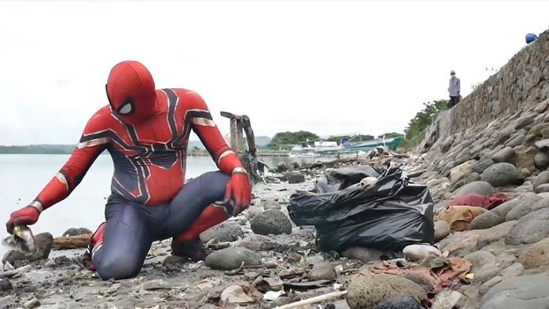 Aksi Spiderman asal Parepare Pungut Sampah di Pantai Kampanyekan Peduli Lingkungan