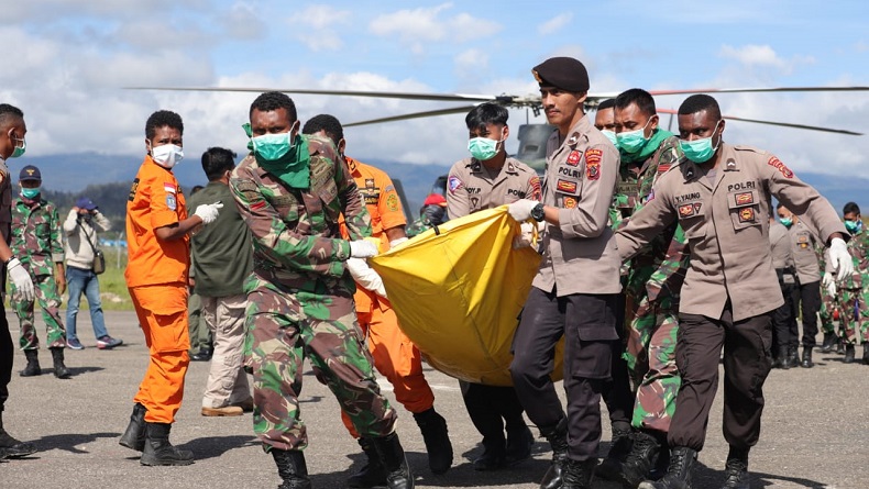 Foto-Foto Evakuasi 12 Jenazah Korban Heli MI-17 di Bandara Oksibil Pegunungan Bintang
