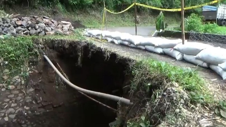 Jembatan Penghubung Desa di Lereng Gunung Bromo Ambruk Diterjang Banjir