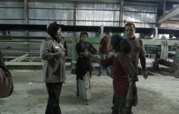 Merasa Berhak Dapat Ganti Rugi Lahan, Ibu Paruh Baya di Padang Ngamuk di Pabrik Semen