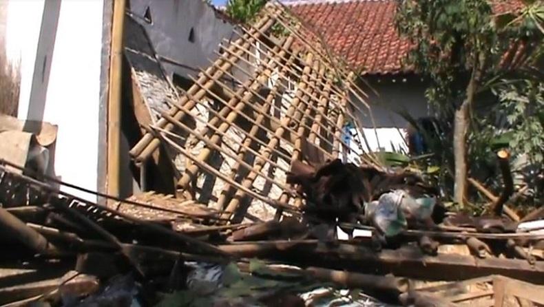 Puting Beliung Hancurkan 2 Rumah Warga di Sumberbaru Jember