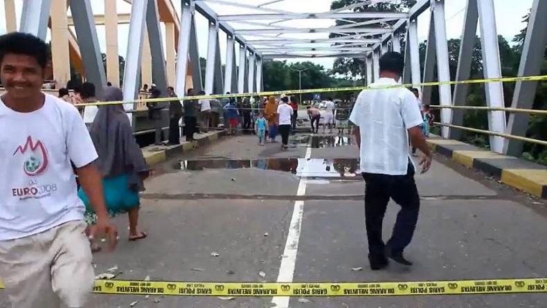 title Jembatan Besi di Bojo Barru Amblas, Truk Terjun Bebas dari Ketinggian 10 Meter Jembatan Besi di Bojo Barru Amblas, Truk Terjun Bebas dari Ketinggian 10 Meter