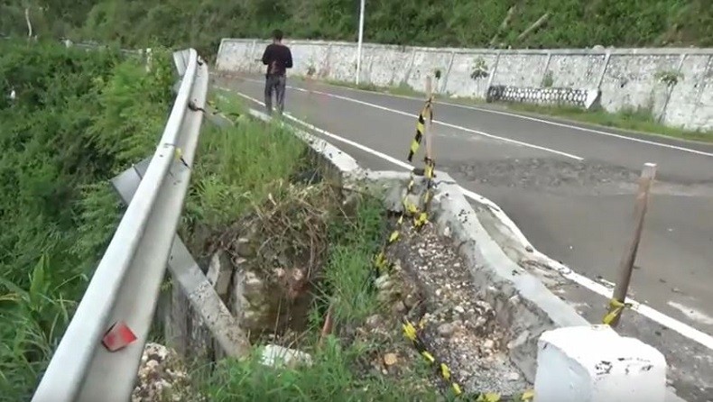 Hujan Deras Guyur Ponorogo akibatkan Jalan Provinsi Ambles dan Retak