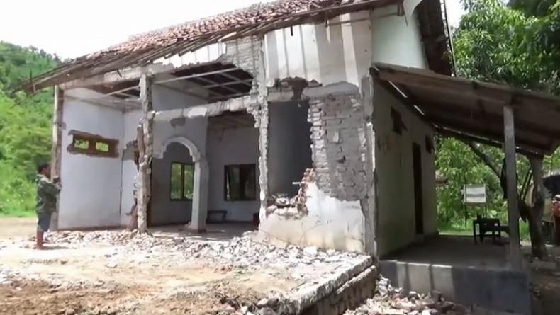 title Ledakan di Gudang Tambang Batu di Sambit Ponorogo, Bangunan dan Truk Hancur Ledakan di Gudang Tambang Batu di Sambit Ponorogo, Bangunan dan Truk Hancur