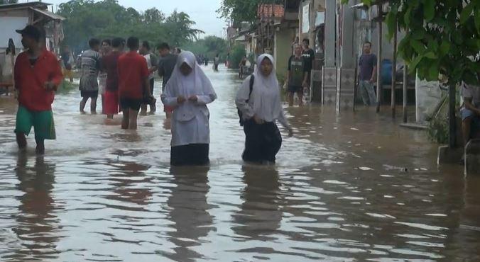 Banjir Rendam Cikampek Karawang, Anak Sekolah Basah-Basahan Terjang Genangan