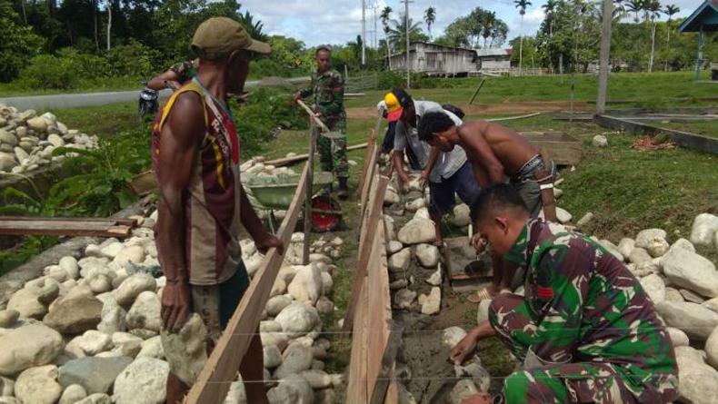 Prajurit TNI Satgas Yonif 754 Kostrad Bantu Warga Pedalaman Papua Bangun Rumah