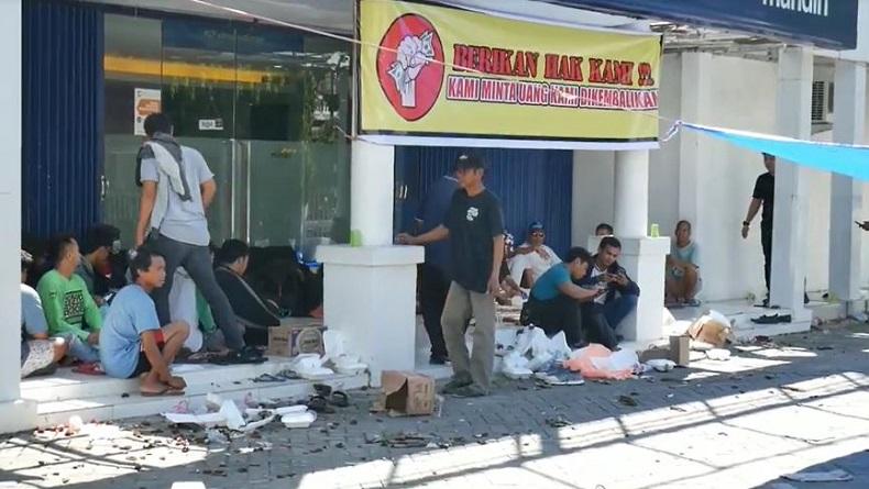 title Uang Rp2 Miliar di ATM Hilang Misterius, Nasabah Duduki Kantor Cabang Bank Mandiri Sidrap Uang Rp2 Miliar di ATM Hilang Misterius, Nasabah Duduki Kantor Cabang Bank Mandiri Sidrap