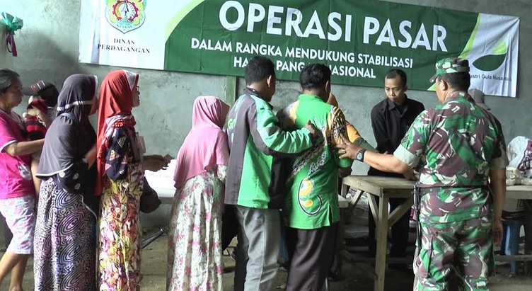 Antre Panjang di Operasi Pasar, Warga Kaliwungu Kecewa Tak Dapat Gula Murah