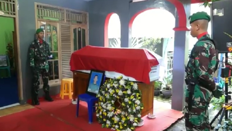 Menahan Tangis, Ayah Sertu Ilham Terima Jenazah Sang Anak di Rumah Duka