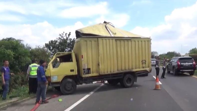 Kecelakaan Truk Tangki Tabrak Truk Boks di Tol Belmera, 3 Orang Dilarikan ke RS