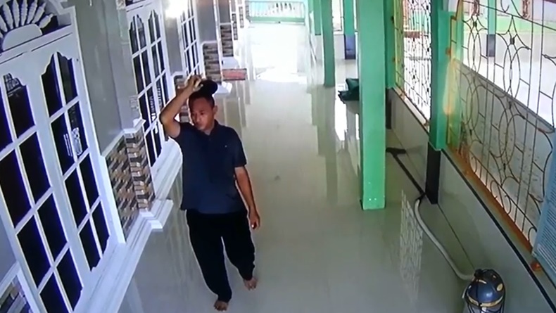 Maling Kotak Amal Bersenjata Gergaji Besi di Palembang Terekam CCTV
