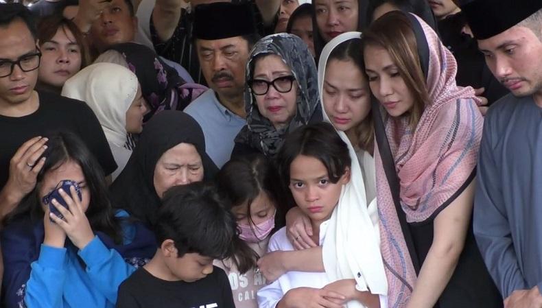 Foto Foto Suasana Haru Pemakaman Ashraf Sinclair Di San Diego Hills Karawang Bagian 1