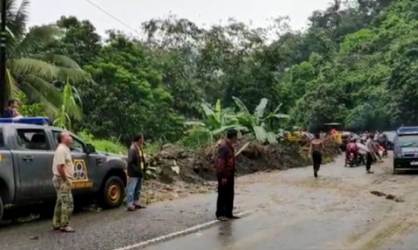 Longsor Terjang Solok Akibat Diguyur Hujan Deras, 100 Warga Terisolasi