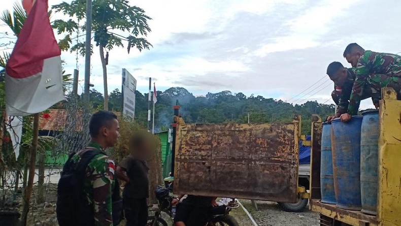Satgas Yonif R 300 Amankan 2,3 Ton BBM Ilegal di Trans Papua, 4 Pelaku Diamankan