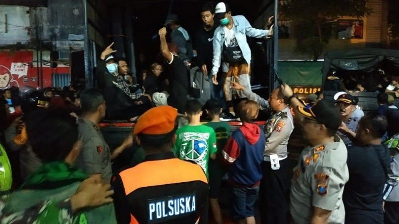Polisi Kawal Kepulangan Suporter Persebaya dan Arema usai Laga Semifinal di Blitar