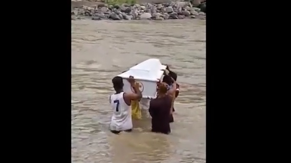 20 Tahun Tanpa Jembatan, Warga Nagekeo NTT Gotong Jenazah Seberangi Sungai