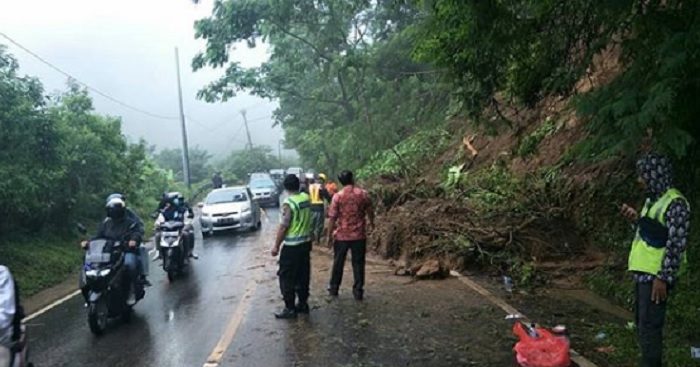 title Longsor di Jalan Singaraja – Bedugul, Arus Lalu Lintas Terganggu Longsor di Jalan Singaraja – Bedugul, Arus Lalu Lintas Terganggu